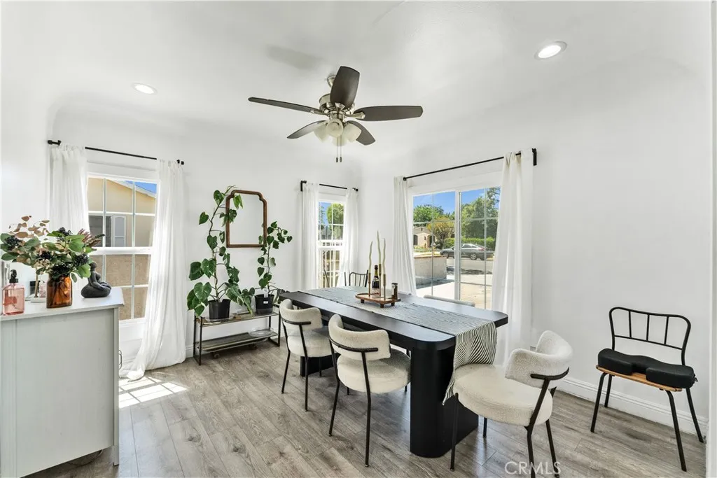 Front unit dining area