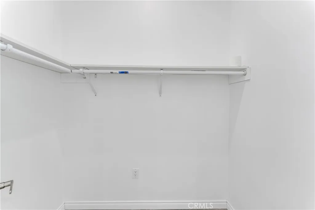 ADU: masterroom walkin  closet