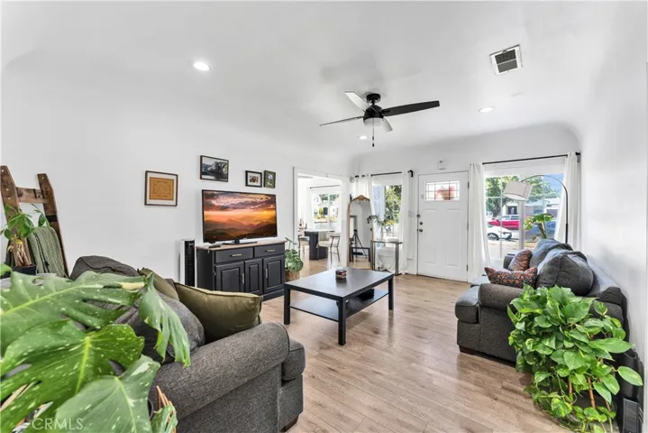 Front unit living room