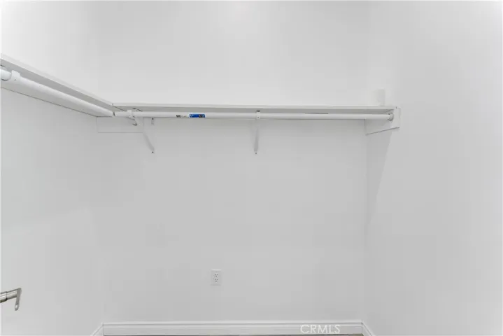 ADU: masterroom walkin  closet