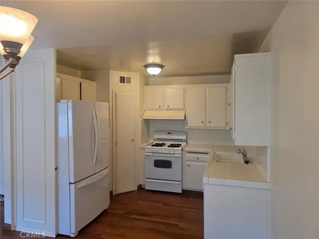 18601 Collins Street D7, Tarzana, California 91356