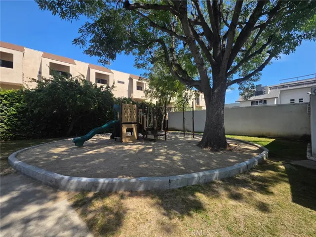 18601 Collins Street D7, Tarzana, California 91356