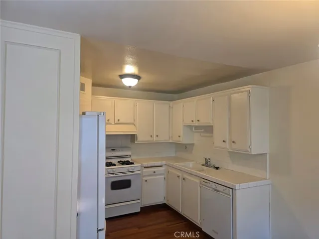 18601 Collins Street D7, Tarzana, California 91356