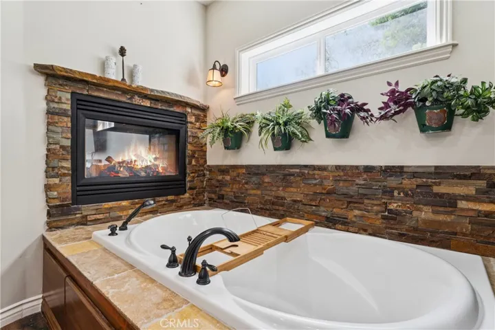 Master en-suite bath