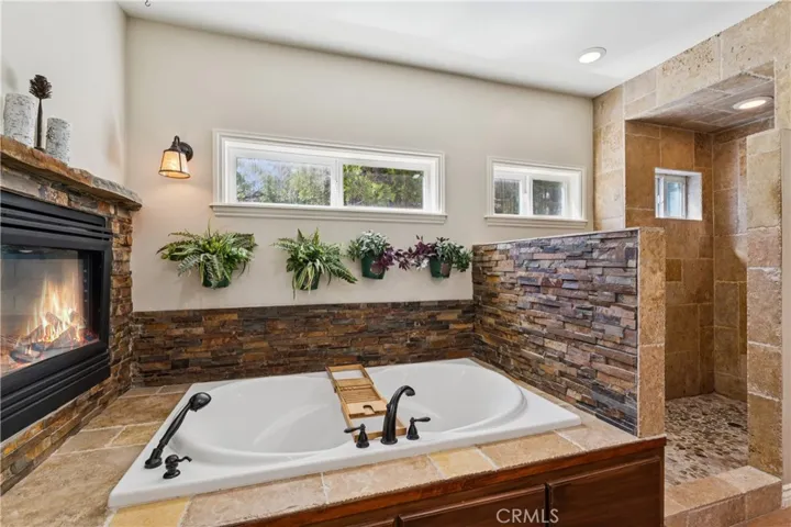 Master en-suite bath