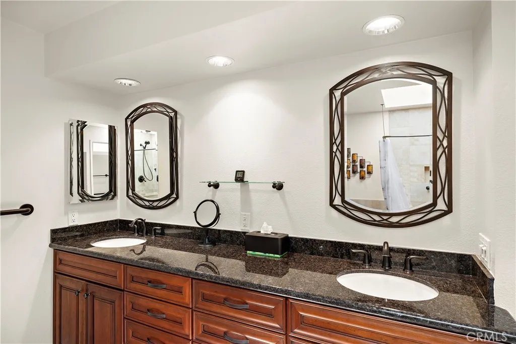 Double vanity in primary bathroom