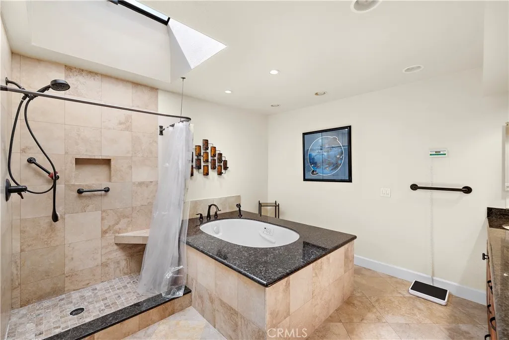 Double vanity in primary bathroom