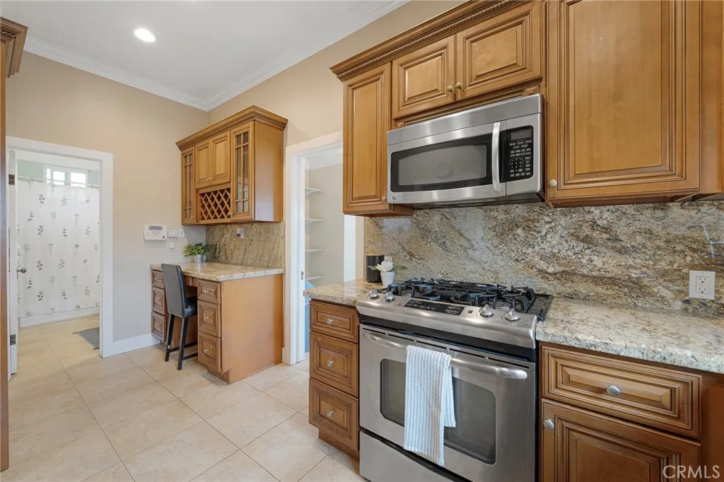 Kitchen / Built-in desk/workstation