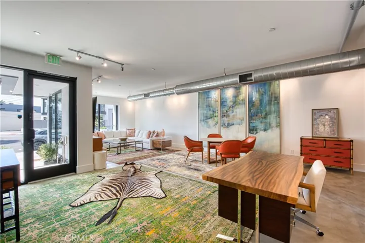 Commercial space, show room and entertainment
