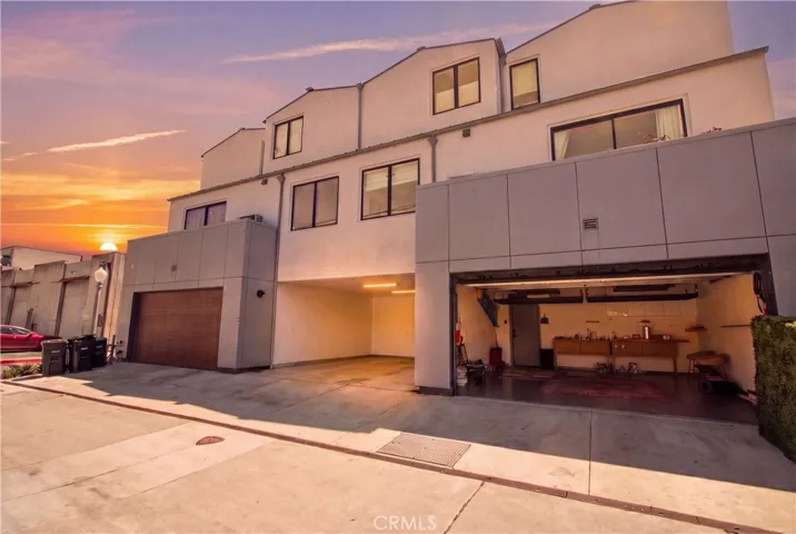 Back of home sunrise Ai picture