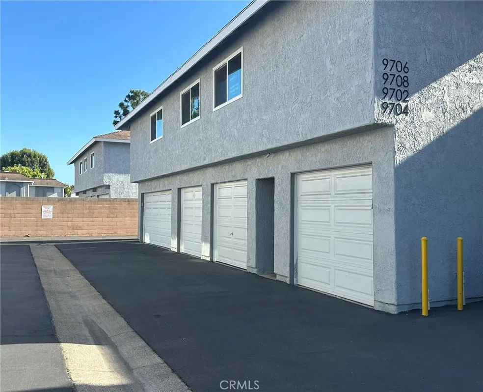 2 car garage on the end