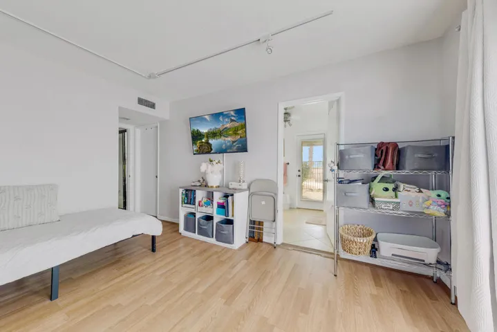 22 MASTER BED MLS