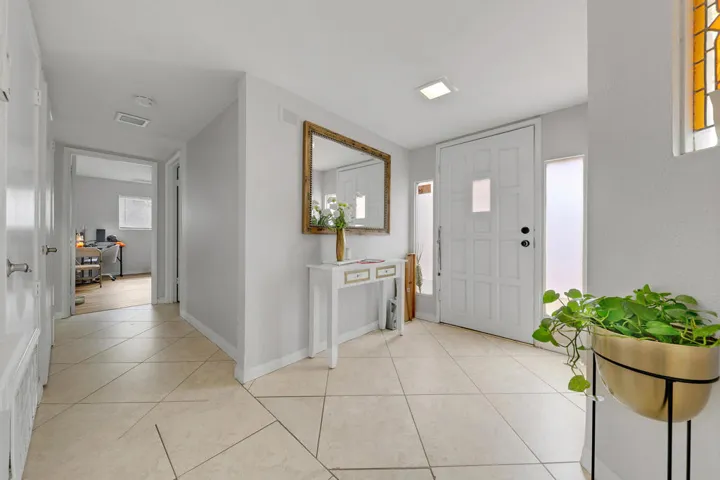 05 FOYER MLS