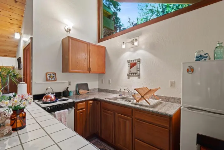 Rental studio kitchen above garage