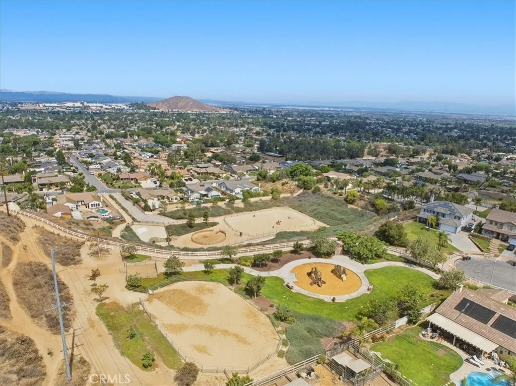 Multiple Horse Riding arenas nearby