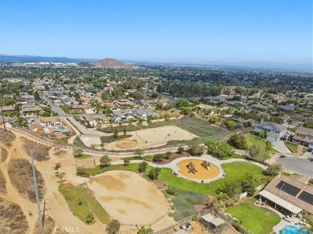 Multiple Horse Riding arenas nearby