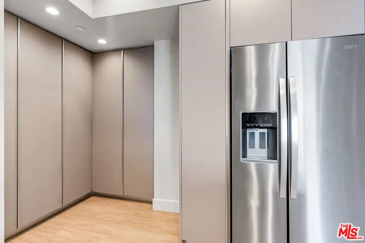 11837 Mayfield Avenue 302, Los Angeles, California 90049