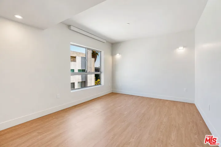 11837 Mayfield Avenue 302, Los Angeles, California 90049