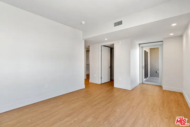 11837 Mayfield Avenue 302, Los Angeles, California 90049