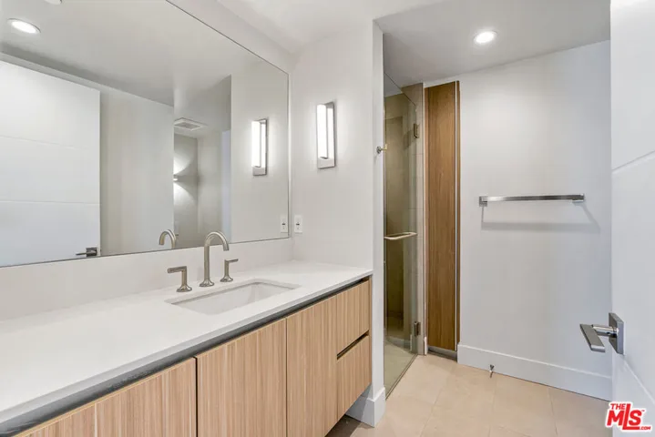 11837 Mayfield Avenue 302, Los Angeles, California 90049