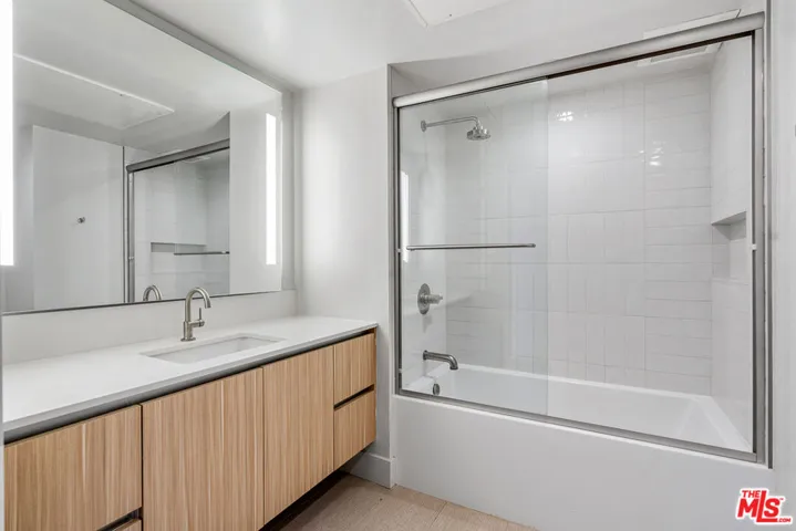 11837 Mayfield Avenue 302, Los Angeles, California 90049