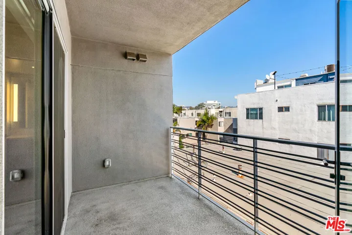 11837 Mayfield Avenue 302, Los Angeles, California 90049
