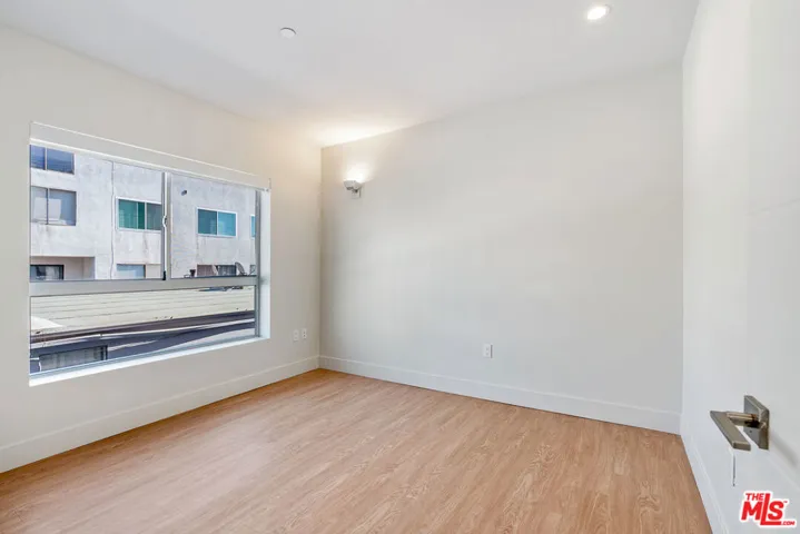 11837 Mayfield Avenue 302, Los Angeles, California 90049