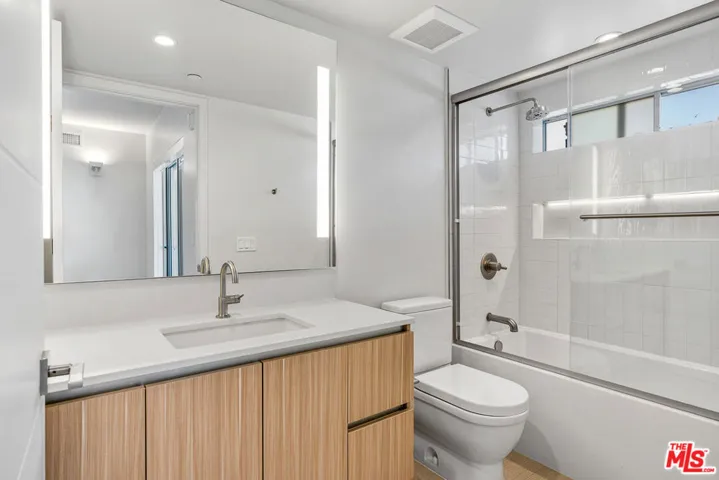 11837 Mayfield Avenue 302, Los Angeles, California 90049