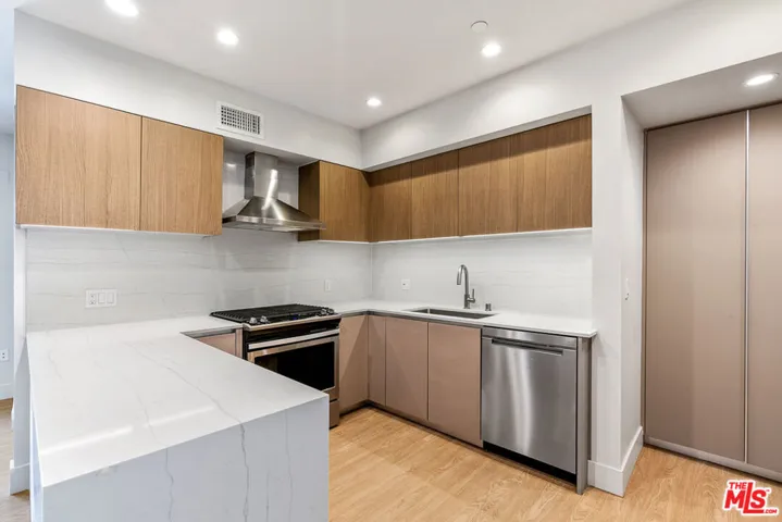 11837 Mayfield Avenue 302, Los Angeles, California 90049
