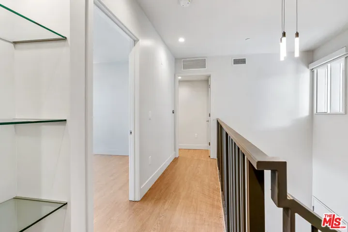 11837 Mayfield Avenue 302, Los Angeles, California 90049