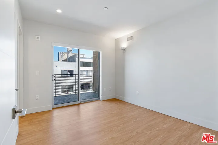 11837 Mayfield Avenue 302, Los Angeles, California 90049