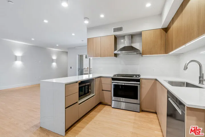 11837 Mayfield Avenue 302, Los Angeles, California 90049