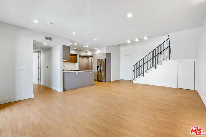 11837 Mayfield Avenue 302, Los Angeles, California 90049