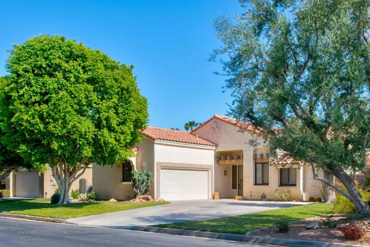 HOA Maintains Front Landscaping