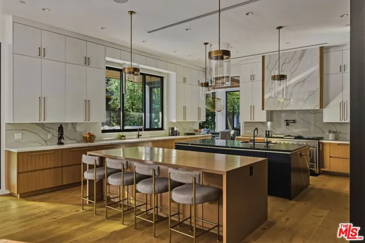 4565 Encino Avenue, Encino, California 91316