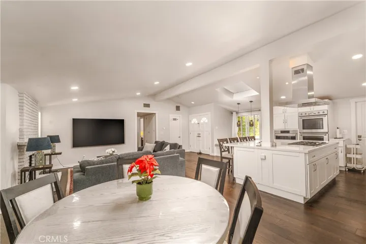 5708 Mcdonie, Woodland Hills, California 91367