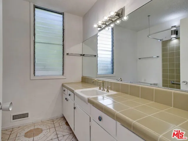 3557 Serra Road, Malibu, California 90265