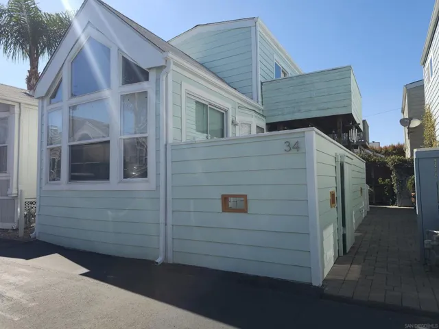 Spacious & private entry gate and walkway to front door.