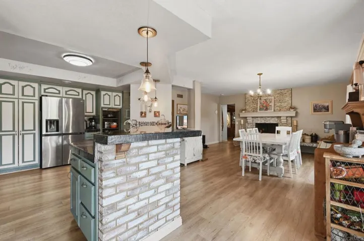 10190 Rayford Drive, Escondido, California 92026