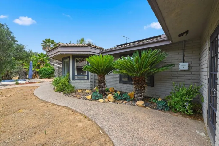 10190 Rayford Drive, Escondido, California 92026
