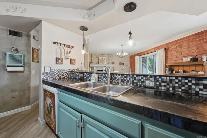 10190 Rayford Drive, Escondido, California 92026