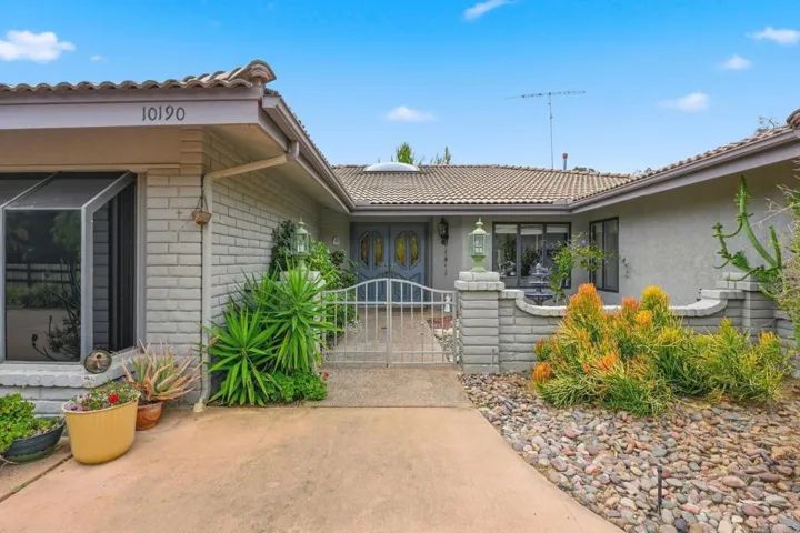 10190 Rayford Drive, Escondido, California 92026
