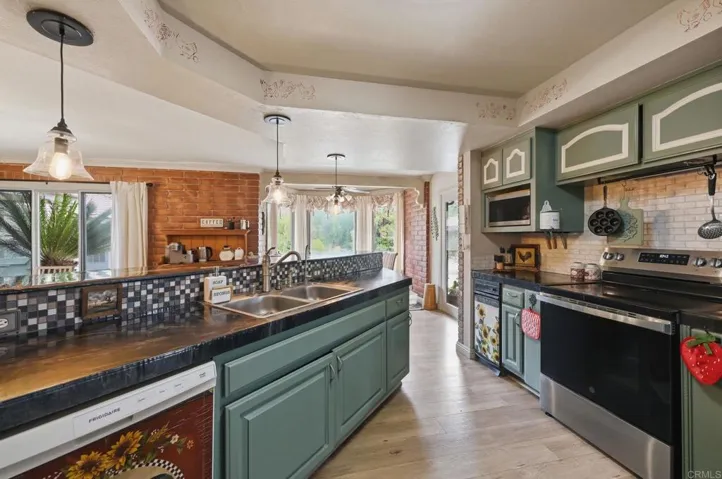 10190 Rayford Drive, Escondido, California 92026