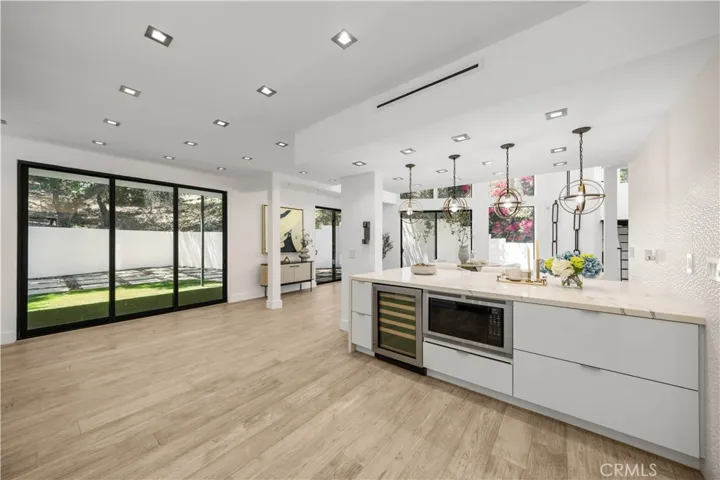 6358 La Rocha, Los Angeles, California 90068