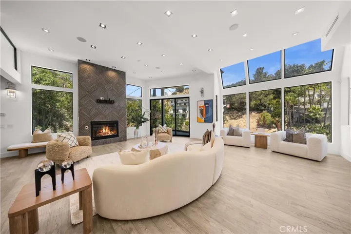 6358 La Rocha, Los Angeles, California 90068