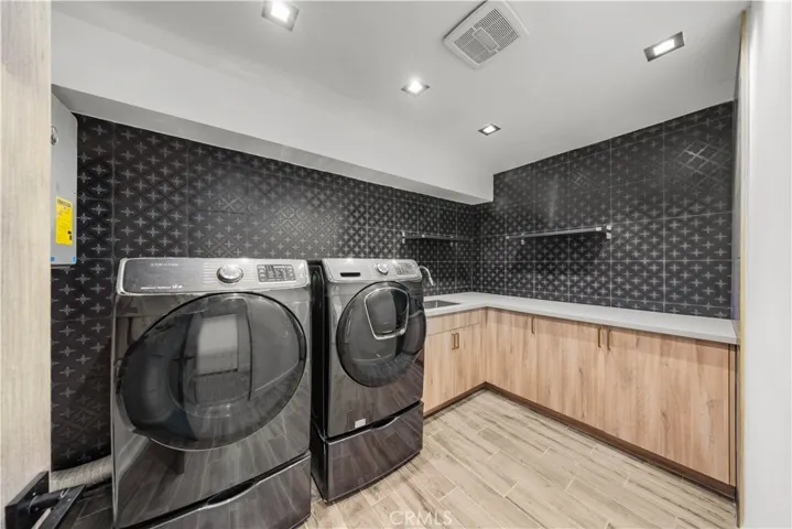 6358 La Rocha, Los Angeles, California 90068