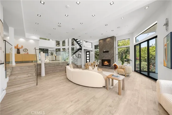 6358 La Rocha, Los Angeles, California 90068