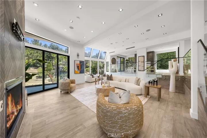 6358 La Rocha, Los Angeles, California 90068
