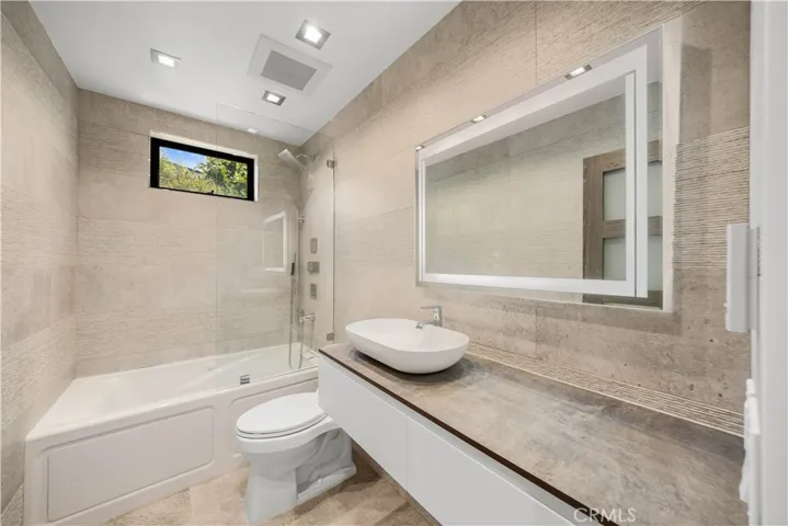 6358 La Rocha, Los Angeles, California 90068