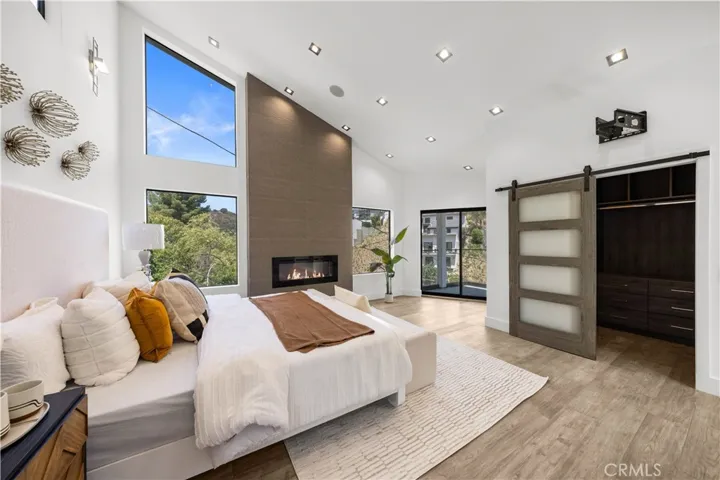 6358 La Rocha, Los Angeles, California 90068